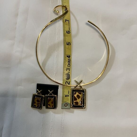 Goldtone choker and matching earrings set with animal print detail - Picture 3 of 6